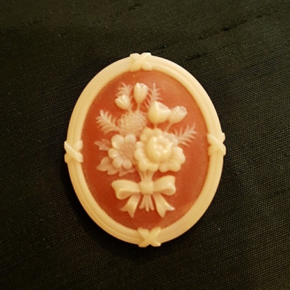 VINTAGE AVON CAMEO FLOWER BROOCH RARE‎